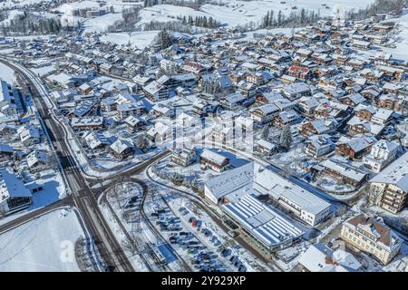 Ausblick auf das herrlich verschneite Allgäu BEI Bad Hindelang an der Deutschen Alpenstraße Bad Hindelang im Ostrachtal im Oberallgäu an einem sonnige Banque D'Images