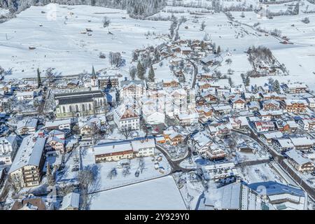 Ausblick auf das herrlich verschneite Allgäu BEI Bad Hindelang an der Deutschen Alpenstraße Bad Hindelang im Ostrachtal im Oberallgäu an einem sonnige Banque D'Images