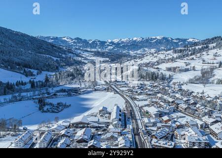 Ausblick auf das herrlich verschneite Allgäu BEI Bad Hindelang an der Deutschen Alpenstraße Bad Hindelang im Ostrachtal im Oberallgäu an einem sonnige Banque D'Images