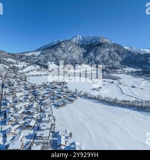 Ausblick auf das herrlich verschneite Allgäu BEI Bad Hindelang an der Deutschen Alpenstraße Bad Hindelang im Ostrachtal im Oberallgäu an einem sonnige Banque D'Images