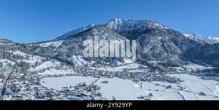 Ausblick auf das herrlich verschneite Allgäu BEI Bad Hindelang an der Deutschen Alpenstraße Bad Hindelang im Ostrachtal im Oberallgäu an einem sonnige Banque D'Images