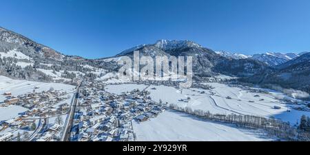 Ausblick auf das herrlich verschneite Allgäu BEI Bad Hindelang an der Deutschen Alpenstraße Bad Hindelang im Ostrachtal im Oberallgäu an einem sonnige Banque D'Images