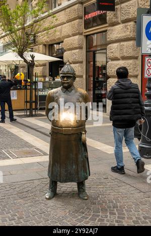 La statue du policier à Budapest, Hongrie Banque D'Images