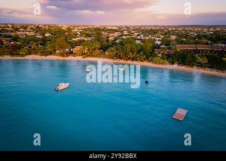 Belle vue drone sur la région de Grand Baie sur l'île Maurice, avec ses beaux domaines et ses plages tropicales Banque D'Images