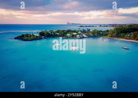 Vue drone de la région de Grand Baie sur l'île Maurice, avec ses beaux domaines et ses plages, Cap malheureux et Gunner's Quoin en arrière-plan Banque D'Images