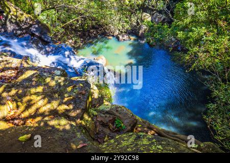Belle vue depuis le sommet des cascades de Tamarin, également connu sous le nom de sept Cascades à Maurice, regardant vers le bas l'étang de couleur turquoise Banque D'Images