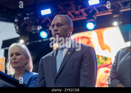 New York, États-Unis. 07 octobre 2024. Le représentant Hakeem Jeffries assiste à une commémoration du 7 octobre : un an plus tard pour marquer l'anniversaire de l'attaque menée par le Hamas en Israël lors de la scène d'été à Central Park le 7 octobre 2024 à New York. Le 7 octobre 2023, des milliers de Palestiniens dirigés par le Hamas se sont précipités de la bande de Gaza vers Israël, ont assassiné 1 139 personnes et enlevé environ 250 Israéliens et étrangers, dont près de 100 sont toujours portés disparus. Crédit : SOPA images Limited/Alamy Live News Banque D'Images