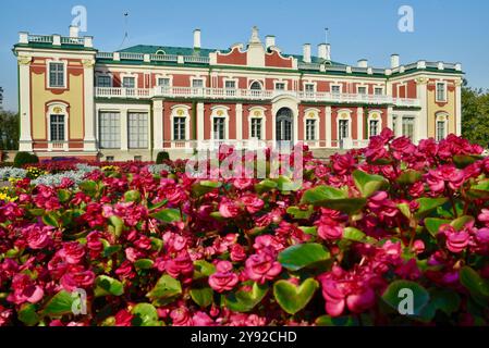 Magnifique palais baroque de Kadriorg construit pour Catherine I de Russie par Pierre le Grand, aujourd'hui musée d'art et jardins de fleurs publics, Tallinn, Estonie. Banque D'Images