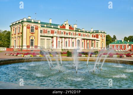 Magnifique palais baroque de Kadriorg construit pour Catherine I de Russie par Pierre le Grand, aujourd'hui musée d'art et jardins de fleurs publics, Tallinn, Estonie. Banque D'Images