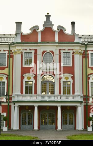 Magnifique palais baroque de Kadriorg construit pour Catherine I de Russie par Pierre le Grand, aujourd'hui musée d'art et jardins de fleurs publics, Tallinn, Estonie. Banque D'Images