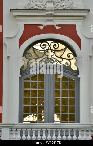 Magnifique palais baroque de Kadriorg construit pour Catherine I de Russie par Pierre le Grand, aujourd'hui musée d'art et jardins de fleurs publics, Tallinn, Estonie. Banque D'Images