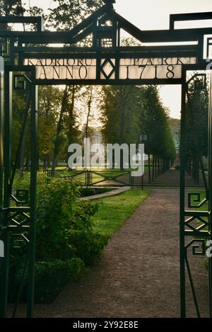 Panneau d'entrée au parc Kadriorg qui contient le palais de Kadriorg, les jardins de fleurs et de fontaines et la résidence du président estonien, Tallinn, Estonie. Banque D'Images