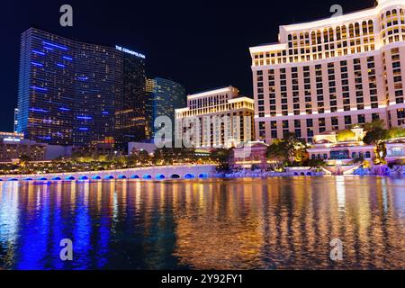 Las Vegas, Nevada - 13 avril 2024 : vue imprenable sur les hôtels Bellagio et Cosmopolitan reflétant sur l'eau la nuit, mettant en valeur la beauté de l Banque D'Images