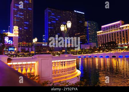 Las Vegas, Nevada - 13 avril 2024 : vue charmante sur les hôtels Bellagio et Cosmopolitan avec lampadaires, illuminés au bord de l'eau la nuit Banque D'Images