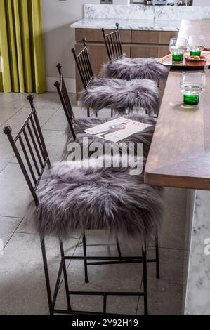 Chaises de salle à manger avec coussins en peau de mouton par Wildash, Londres, mobilier de luxe issu du commerce équitable et durable Banque D'Images