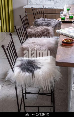 Chaises de salle à manger avec coussins en peau de mouton par Wildash, Londres, mobilier de luxe issu du commerce équitable et durable Banque D'Images