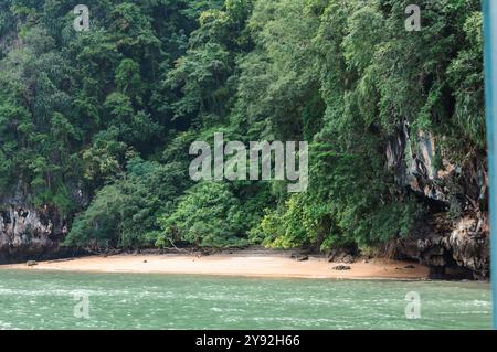 Phang Nga, Thaïlande - 26 octobre 2016 : plage sereine sur l'île James Bond. Banque D'Images