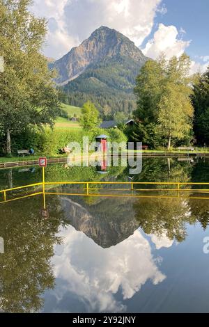 Piscine de landes à Reichenbach, Oberstdorf, reflétant la montagne Rubihorn et un nuage en été Banque D'Images