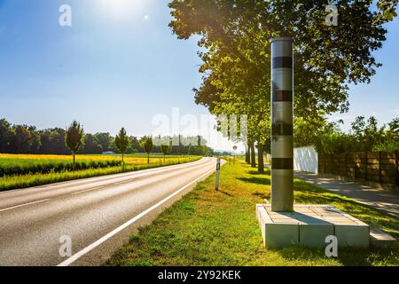 Un contrôle radar automatique avec caméra de limitation de vitesse et flash Banque D'Images