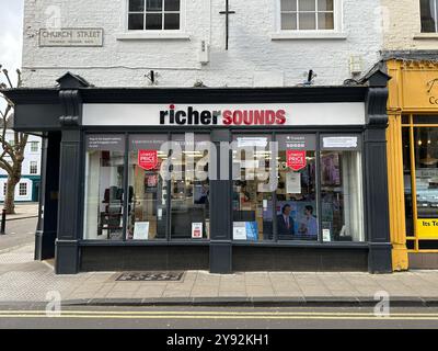 York, Royaume-Uni : 8 mars 2024 ; façade d'une branche de Richer Sounds TV et de courts métrages musicaux sur Church Street à York Banque D'Images