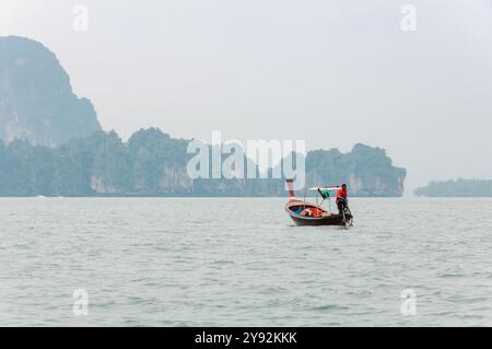 Phang Nga, Thaïlande - 26 octobre 2016 : bateau à longue queue traditionnel au milieu des falaises de calcaire. Banque D'Images