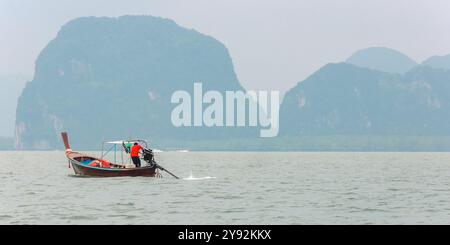 Phang Nga, Thaïlande - 26 octobre 2016 : croisières en bateau à longue queue sur des eaux tranquilles. Banque D'Images