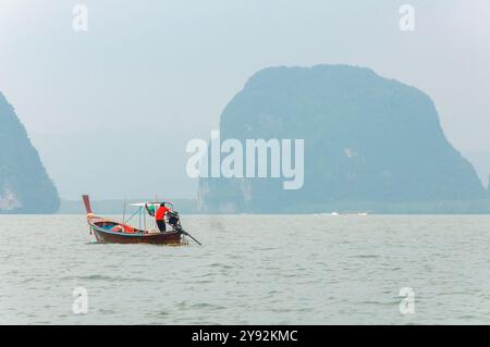 Phang Nga, Thaïlande - 26 octobre 2016 : bateau à longue queue navigue dans des eaux sereines. Banque D'Images