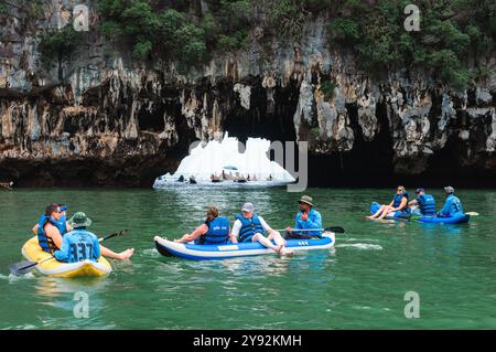 Phang Nga, Thaïlande - 26 octobre 2016 : touristes kayak dans la baie pittoresque. Banque D'Images