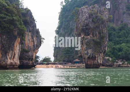 Phang Nga, Thaïlande - 26 octobre 2016 : les touristes explorent la plage de James Bond Island. Banque D'Images