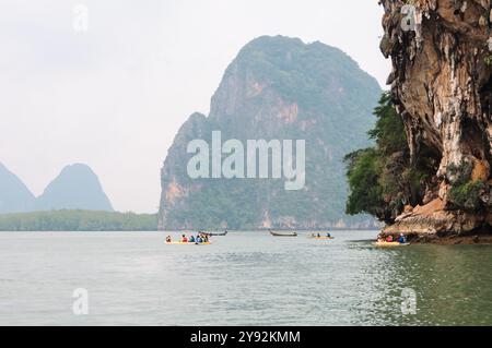 Phang Nga, Thaïlande - 26 octobre 2016 : paysage aquatique tranquille avec des falaises de calcaire. Banque D'Images