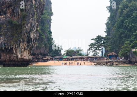 Phang Nga, Thaïlande - 26 octobre 2016 : les touristes apprécient l'emblématique île James Bond. Banque D'Images