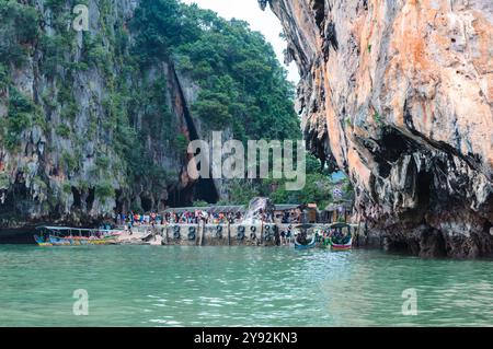 Phang Nga, Thaïlande - 26 octobre 2016 : les touristes explorent l'île James Bond. Banque D'Images