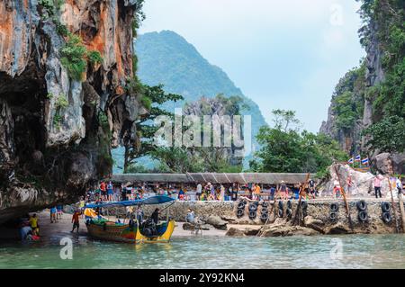 Phang Nga, Thaïlande - 26 octobre 2016 : les touristes explorent l'île James Bond. Banque D'Images