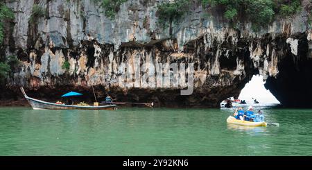 Phang Nga, Thaïlande - 26 octobre 2016 : les touristes explorent les célèbres îles James Bond. Banque D'Images