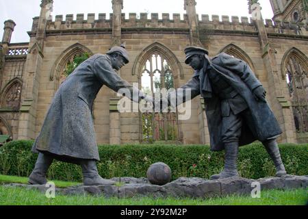 Statue commémorative de la trêve le jour de Noël de la 1ère Guerre mondiale à l'église St Luke, Liverpool, Royaume-Uni Banque D'Images