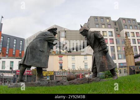 Statue commémorative de la trêve le jour de Noël de la 1ère Guerre mondiale à l'église St Luke, Liverpool, Royaume-Uni Banque D'Images