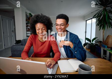 Couple afro-américain travaillant ensemble Banque D'Images