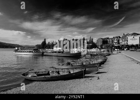 Les bateaux à rames en bois sur le lac Windermere, Bowness sur la ville de Windermere, Cumbria, Lake District National Park, Angleterre, Royaume-Uni Banque D'Images