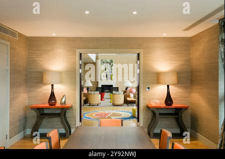 Paire de lampes à l'entrée du couloir dans la maison moderne, Londres, Royaume-Uni Banque D'Images