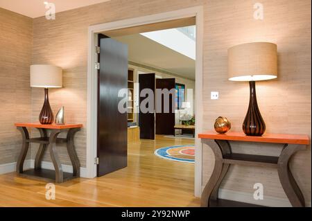 Paire de lampes à l'entrée du couloir dans la maison moderne, Londres, Royaume-Uni Banque D'Images