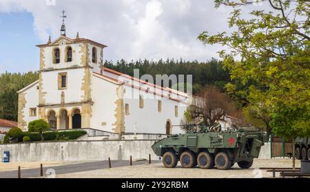 Un réservoir garé en face de l'église Areias, Portugal Banque D'Images