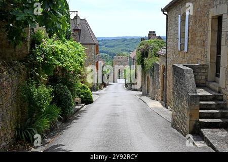 Rue de la porte Delbos, une rue de la bastide médiévale de Domme en Dordogne Banque D'Images