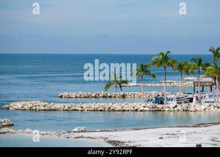 Une plage bordée de palmiers et des criques sur la côte de Floride, près de Clearwater FL Banque D'Images