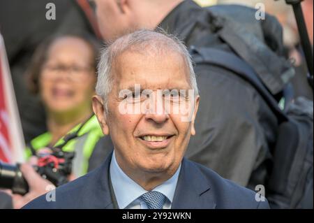 Prem Sikka, Baron Sikka - lors d'une manifestation contre le retrait de l'allocation de carburant d'hiver à Westminster le 7 octobre 2024. Comptable anglo-indien Banque D'Images