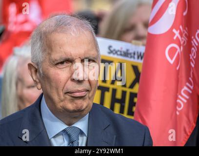 Prem Sikka, Baron Sikka - lors d'une manifestation contre le retrait de l'allocation de carburant d'hiver à Westminster le 7 octobre 2024. Comptable anglo-indien Banque D'Images