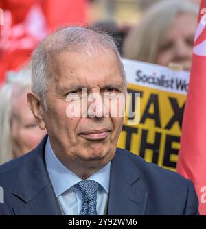 Prem Sikka, Baron Sikka - lors d'une manifestation contre le retrait de l'allocation de carburant d'hiver à Westminster le 7 octobre 2024. Comptable anglo-indien Banque D'Images