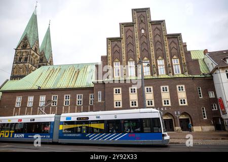 Brême, Allemagne. 08 octobre 2024. Arrêt de tramway Domsheide de Brême. Dans le Black Book de cette année, l'Association des contribuables critique la duplication évitable des travaux et une étude de faisabilité inutile à la jonction du tramway dans le centre-ville de Brême. Crédit : Sina Schuldt/dpa/Alamy Live News Banque D'Images