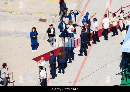 L'équipage du Norwegian Sun Cruise accueille les passagers à bord via le tapis rouge. Cadix, Andalousie, Espagne Banque D'Images