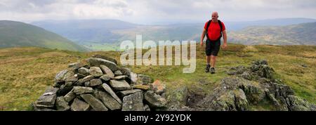 Walker au sommet du cairn de Grey Crag Fell, au-dessus du hameau de Sadgill, Longsleddale, Lake District National Park ; Cumbria ; England Grey Crag Fell Banque D'Images