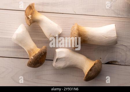 Champignon d'huître King parfumé frais sur une table en bois, macro, vue de dessus. Banque D'Images